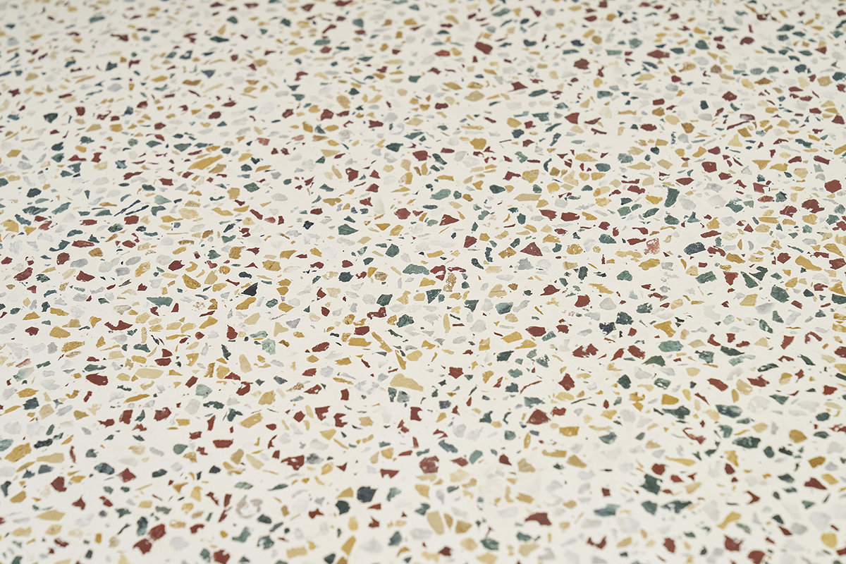 Gros plan sur le motif terrazzo color� d'une table basse NESSA.