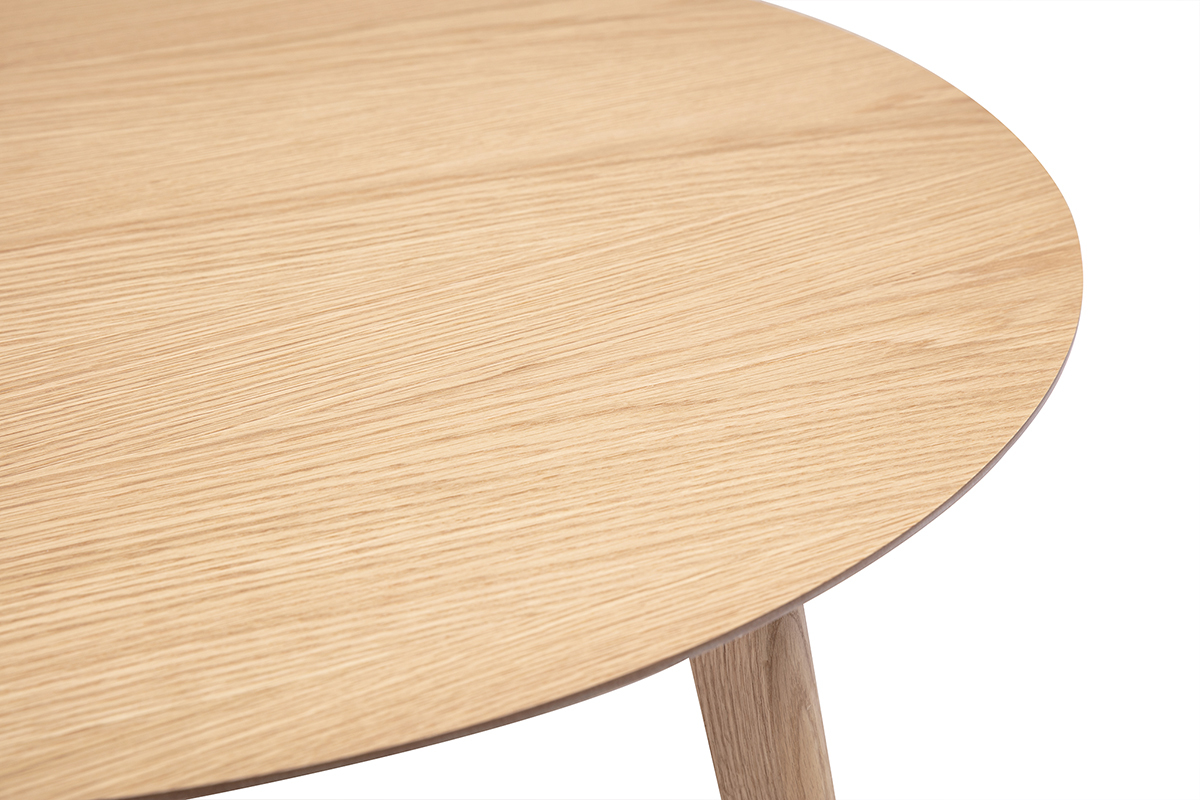 Gros plan sur le plateau en bois clair de la table basse ronde ORKAD, pieds en ch�ne visible.
