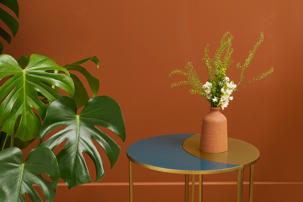 Table d'appoint en mtal laqu bleu ptrole et dor TOSCANE