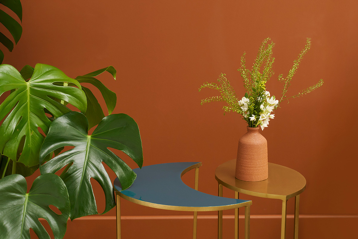 Table d'appoint en mtal laqu bleu ptrole et dor TOSCANE