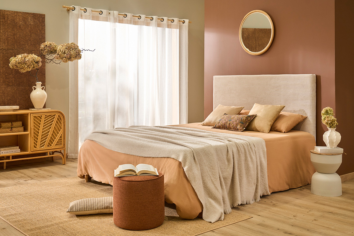 Chambre avec table d'appoint ronde YOYO m�tal et bois pr�s d'un lit.