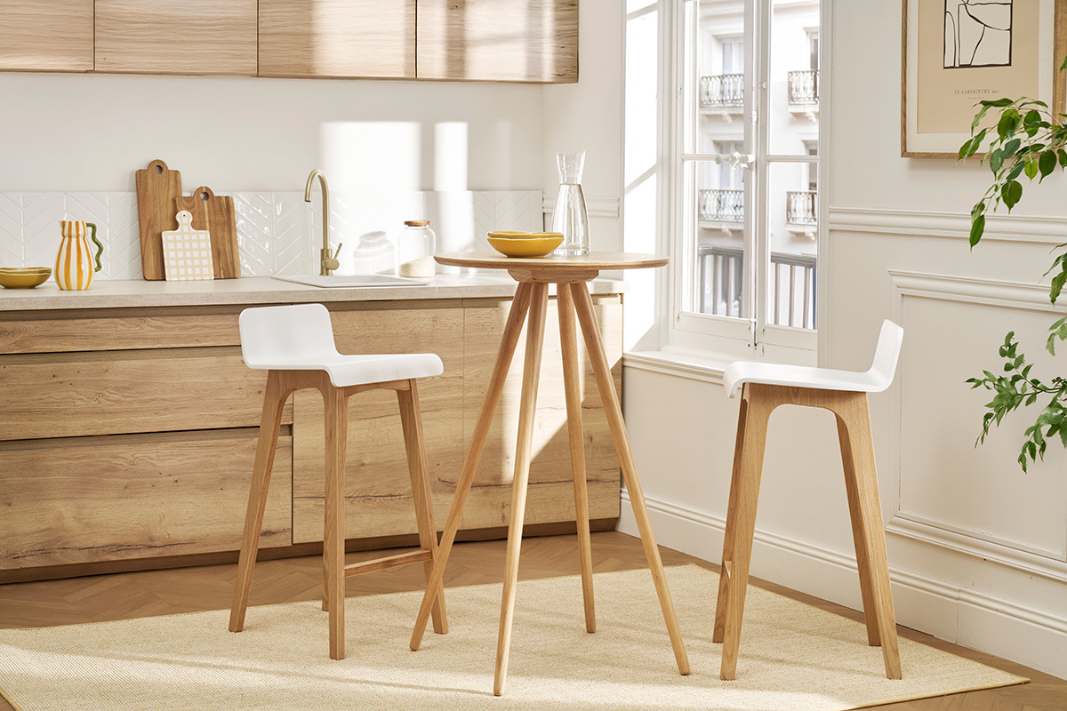 Table de bar ronde en bois de 60 cm avec tabourets dans une cuisine moderne.