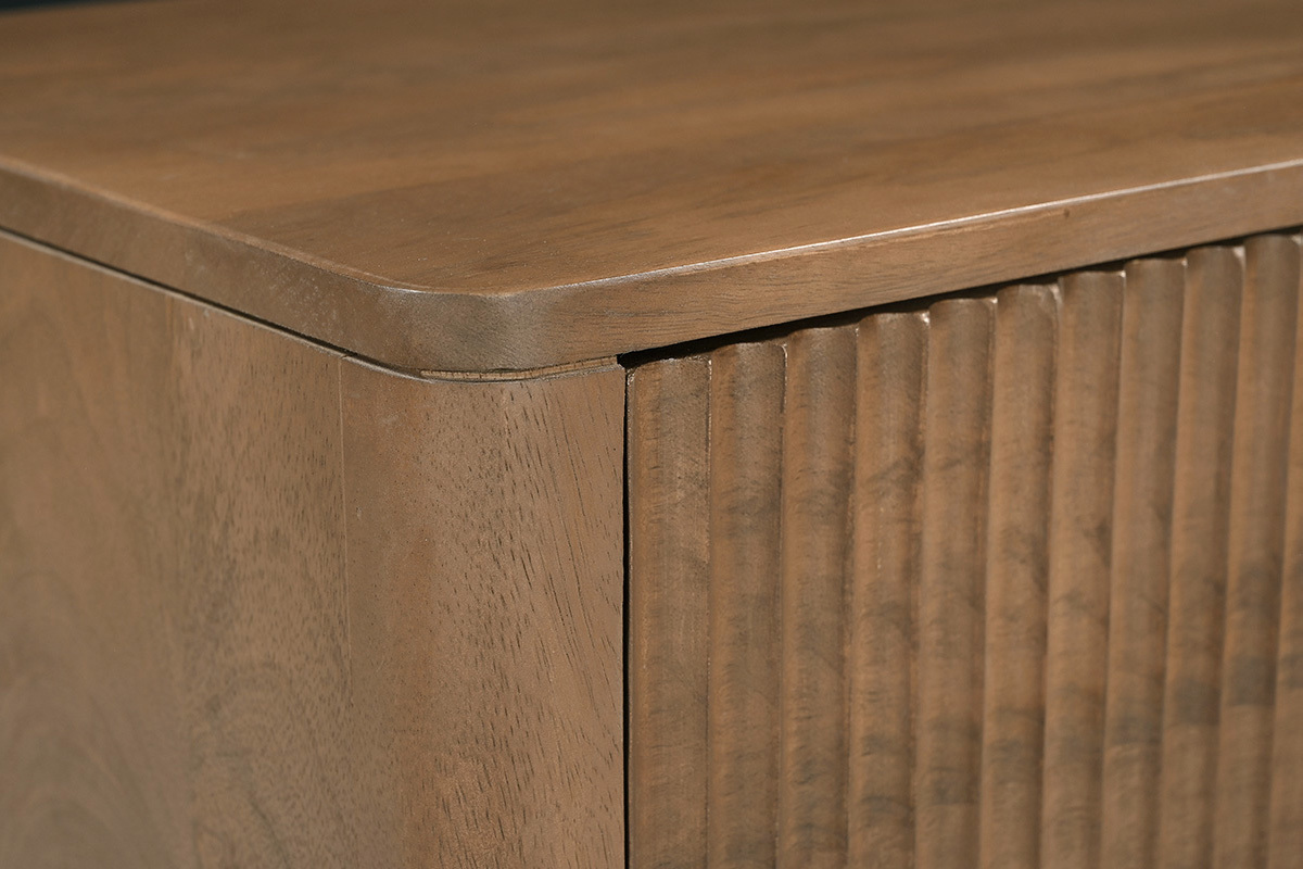 D�tail de la table de chevet ALDA en bois fonc� avec tiroir et surface lisse