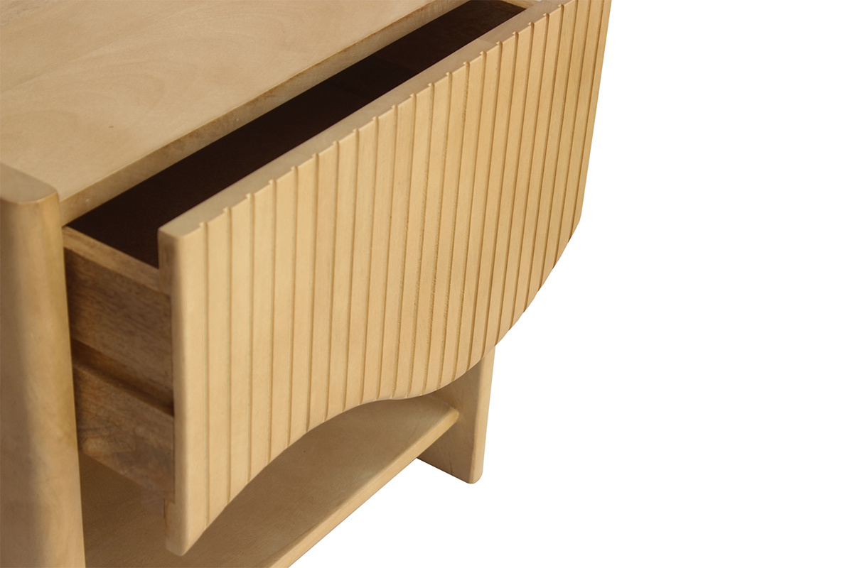 Table de chevet en bois massif avec tiroir sculpt�, vue en d�tail.