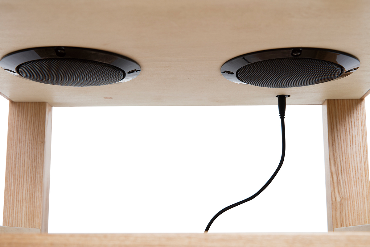 Table de chevet connect�e multim�dia en verre tremp� blanc et bois clair L40 cm TEMPO