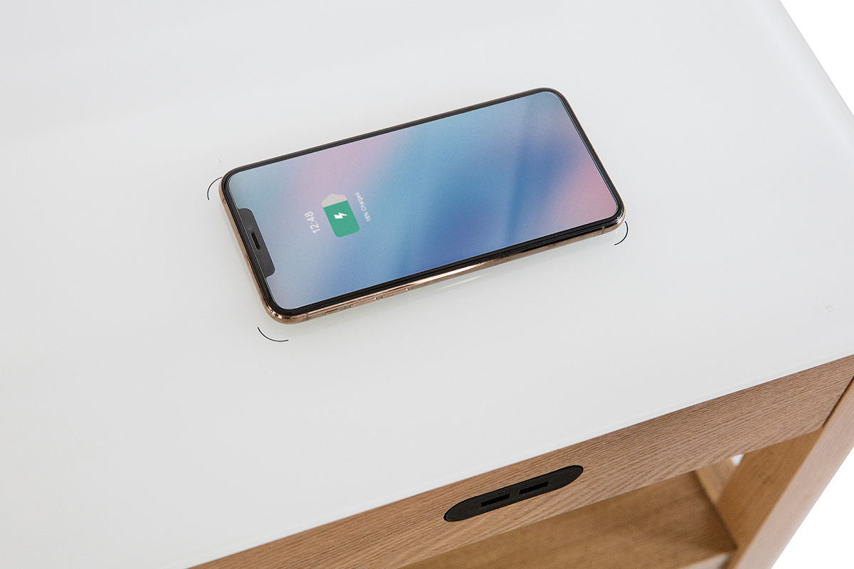 Table de chevet connect�e multim�dia en verre tremp� blanc et bois clair L40 cm TEMPO