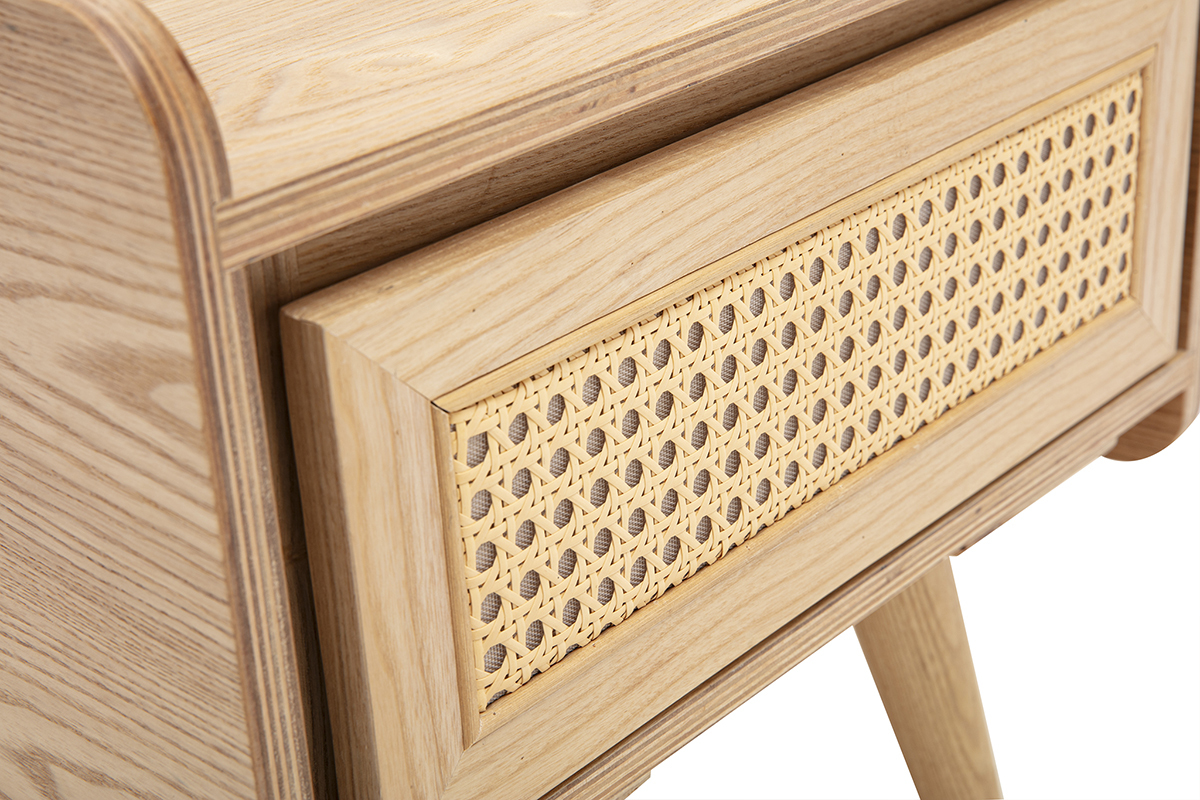 D�tail d'une table de chevet en bois clair fr�ne avec tiroir en cannage rotin
