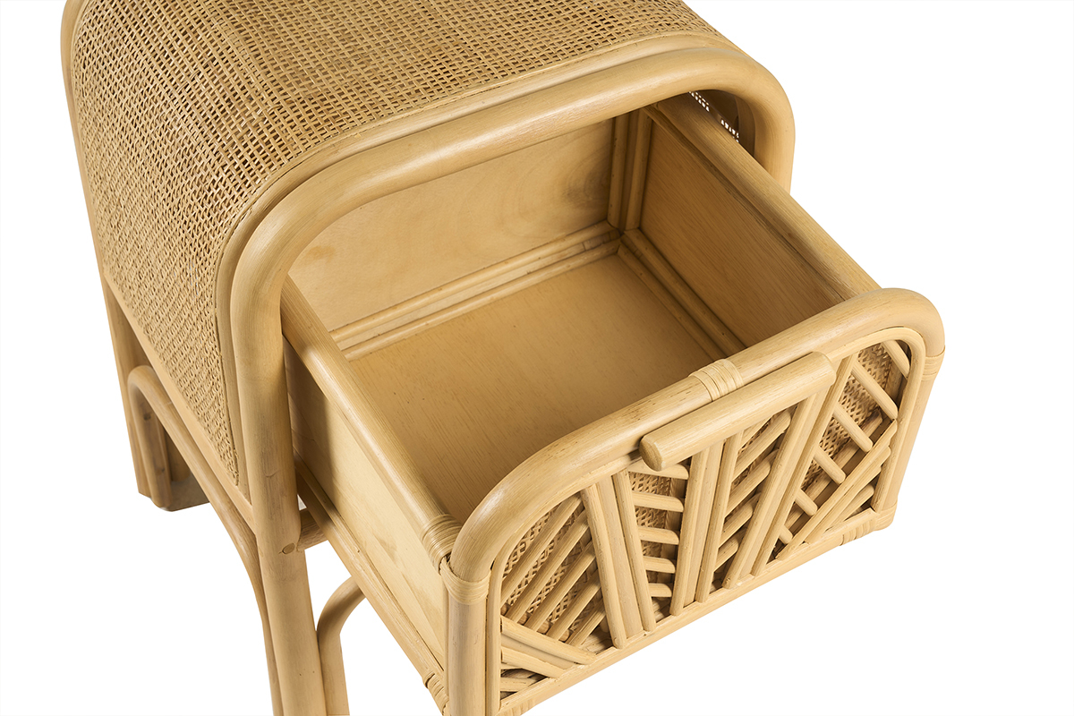 Table de chevet en rotin GALON avec tiroir ouvert, vue plongeante.