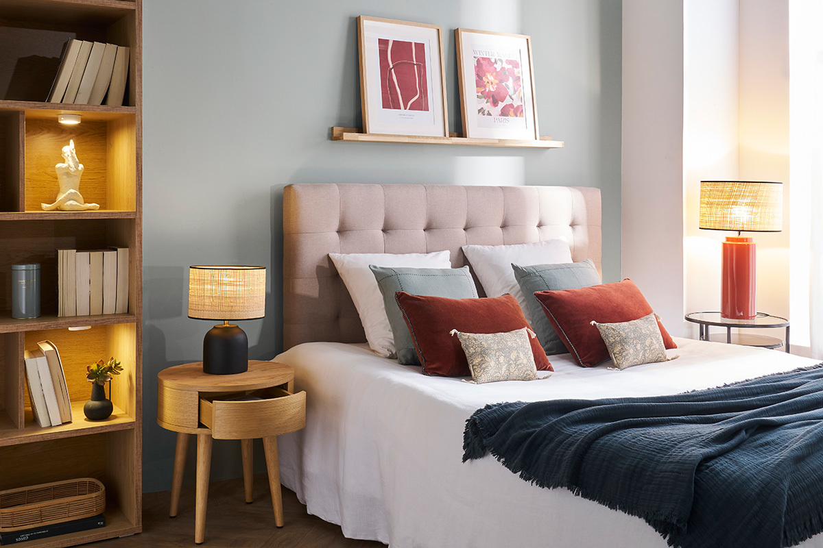 Table de chevet ronde en bois clair avec tiroir JUDITH