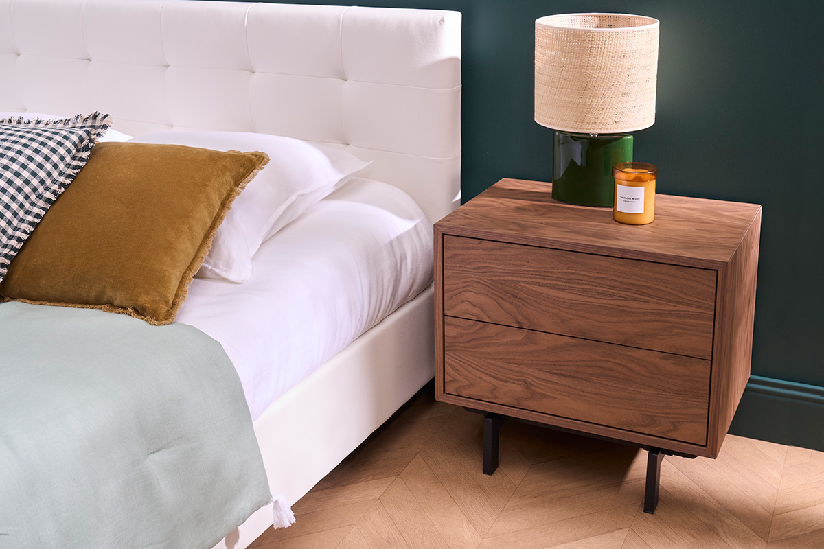 Table de chevet MANNY en bois fonc et mtal noir avec lampe et bougie sur le dessus, vue de ct.