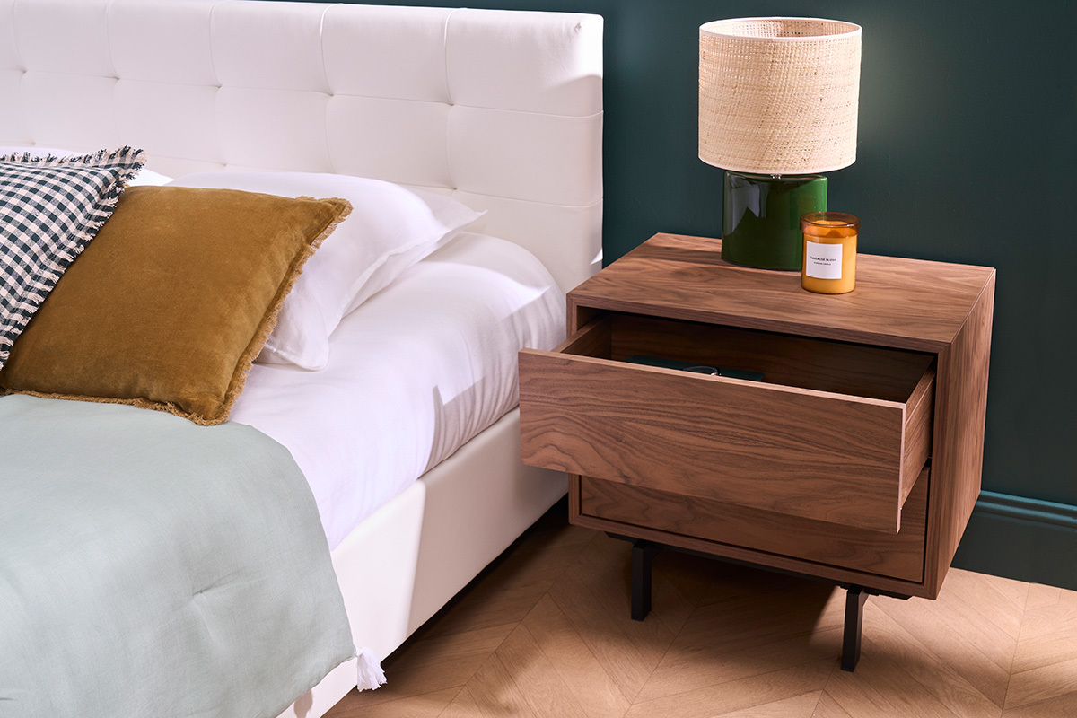 Table de chevet en bois noyer et mtal avec tiroir ouvert, vue de ct.