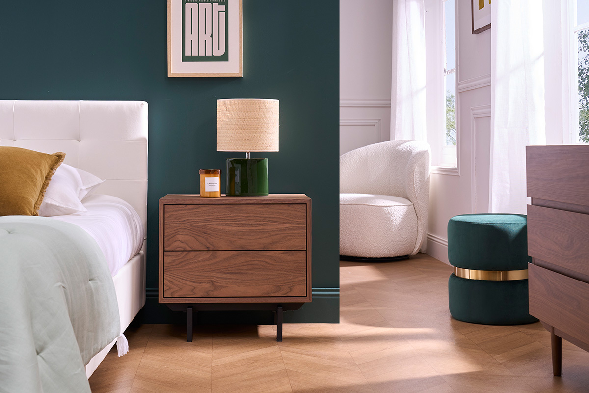 Table de chevet vintage bois fonc noyer avec deux tiroirs, vue de face, lampe et bougie dessus.