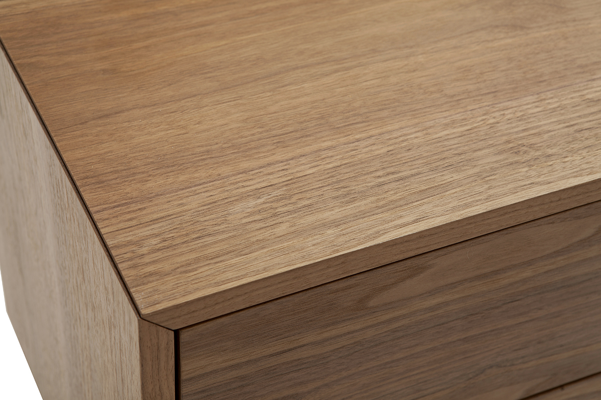 Gros plan sur la surface en bois fonc de la table de chevet MANNY.