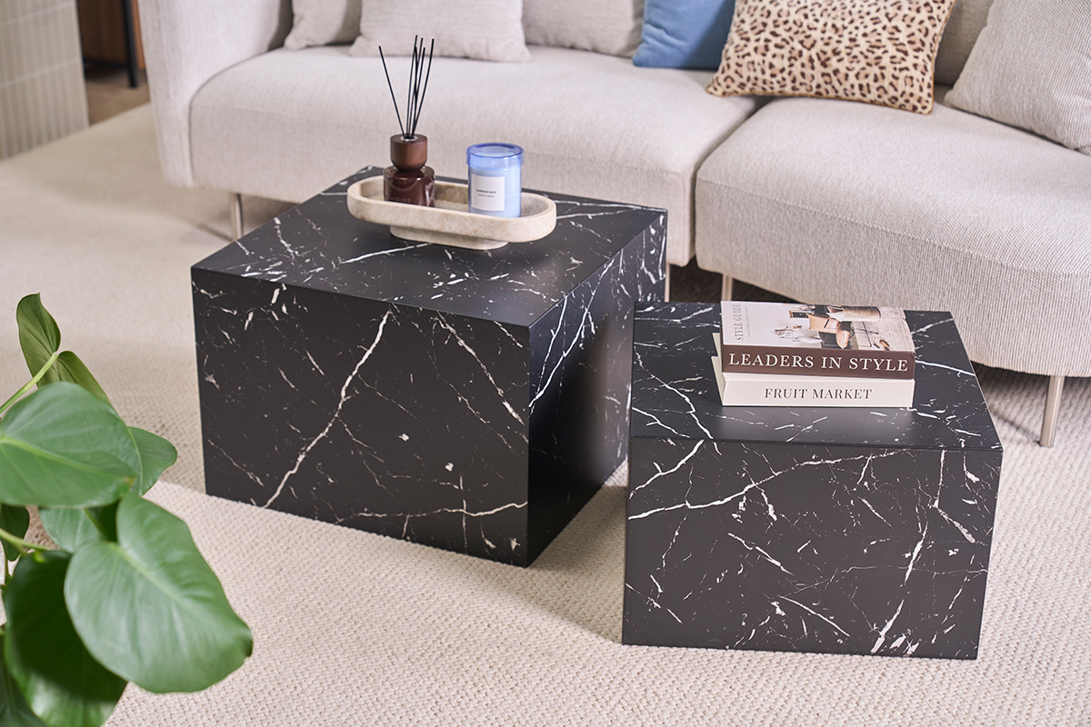 Lot de 2 tables basses gigognes design effet marbre noir, vue de face, dans un salon.