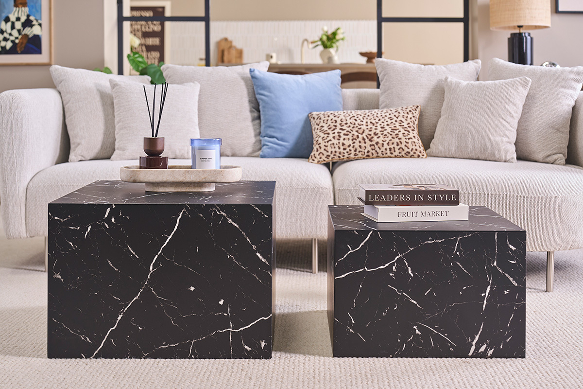 Lot de 2 tables basses gigognes effet marbre noir, vue de face, dans un salon moderne.