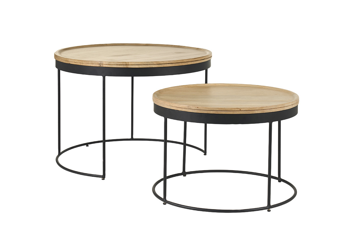 Deux tables basses rondes en manguier et m�tal noir, vue de 3/4.