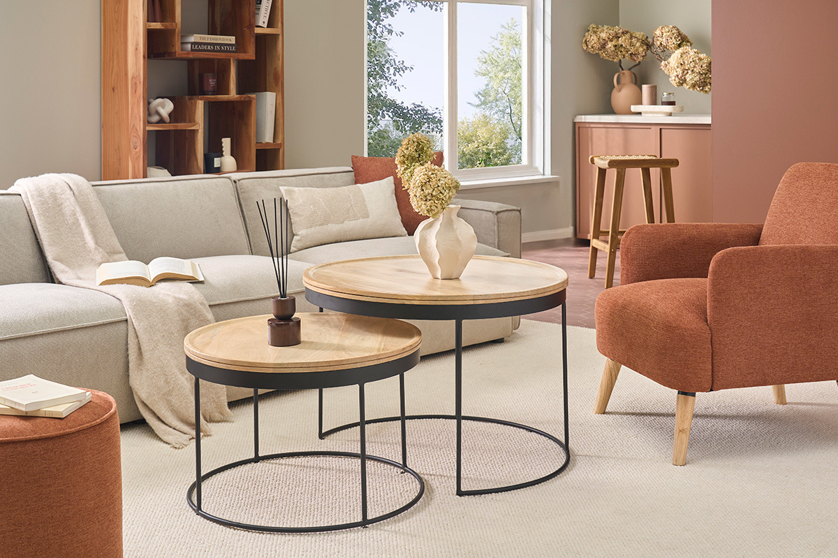 Tables basses gigognes en bois et m�tal noir, vue de face, dans un salon moderne.