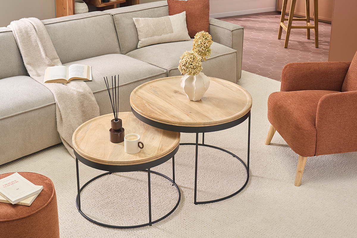 Tables basses gigognes en bois manguier et m�tal, vue 3/4 dans un salon.