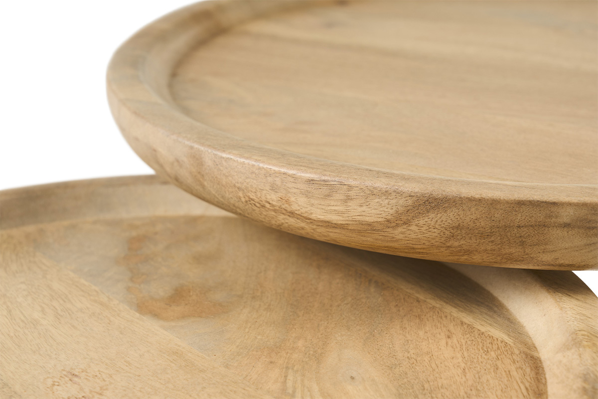 Gros plan sur le dessus en bois manguier des tables basses gigognes PYTA, avec rebord visible.