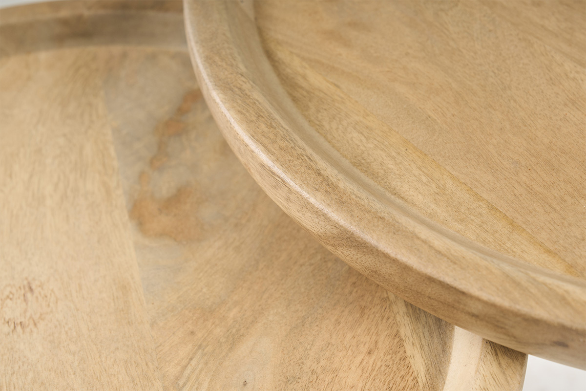 Gros plan des plateaux en bois de tables basses gigognes PYTA.