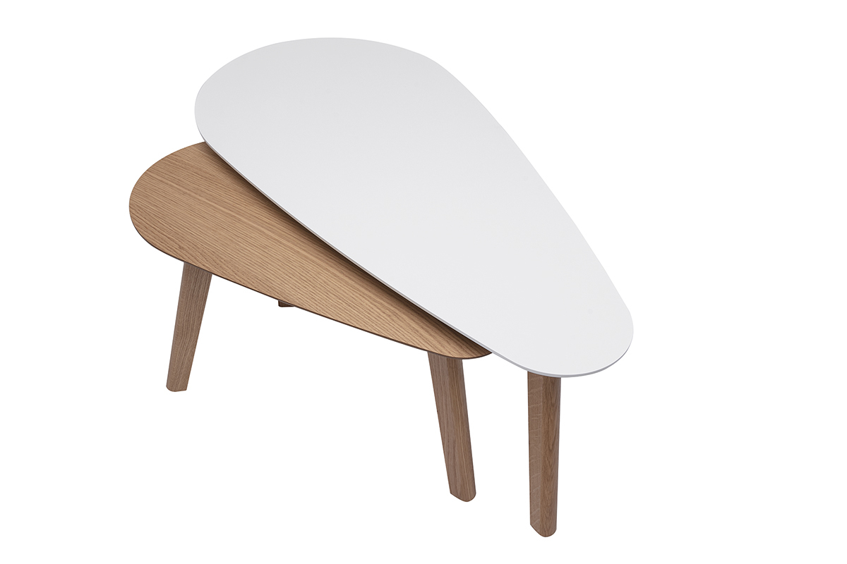 Tables basses gigognes scandinaves en bois clair et blanc, vue de dessus.