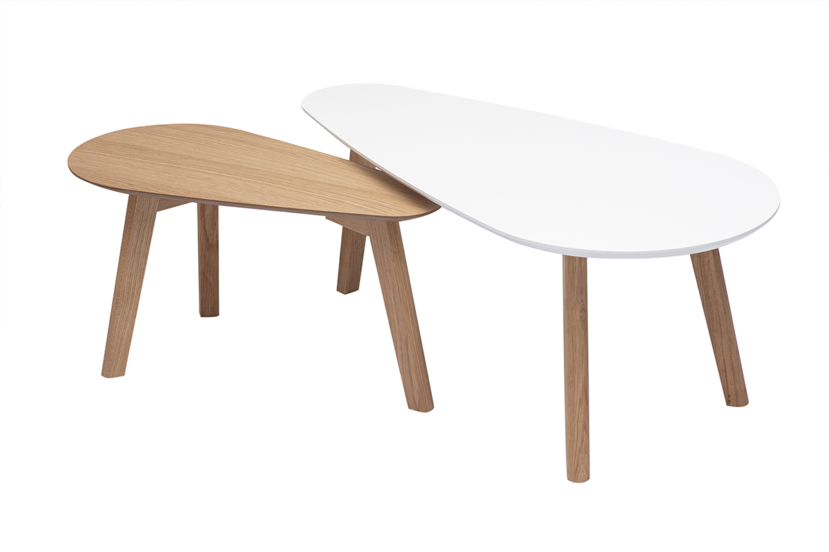 Tables gigognes scandinaves, une en bois clair, l'autre blanche, vue d'angle.