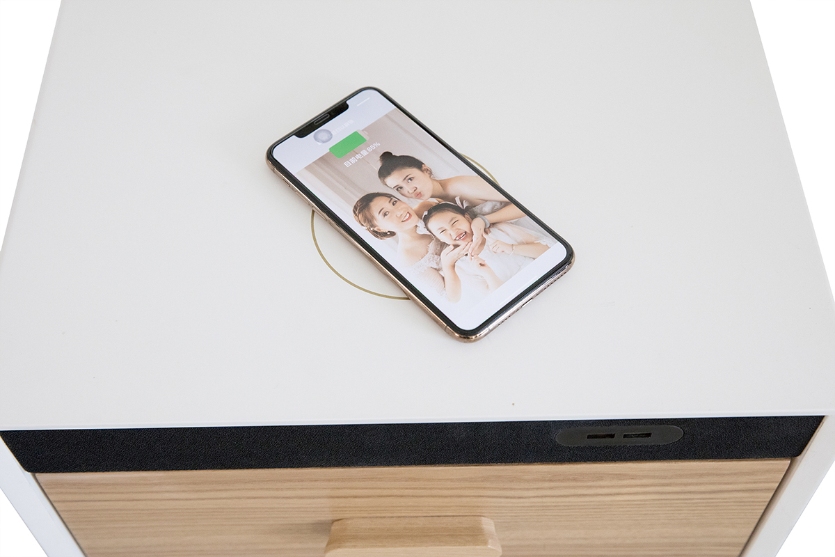 Tables de chevet connectes multimdia blanc mat et bois clair massif (lot de 2) PAVAN