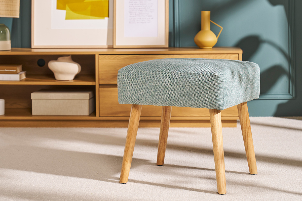 Tabouret bas en tissu effet velours textur vert cladon et bois clair massif H46 cm GUESTA