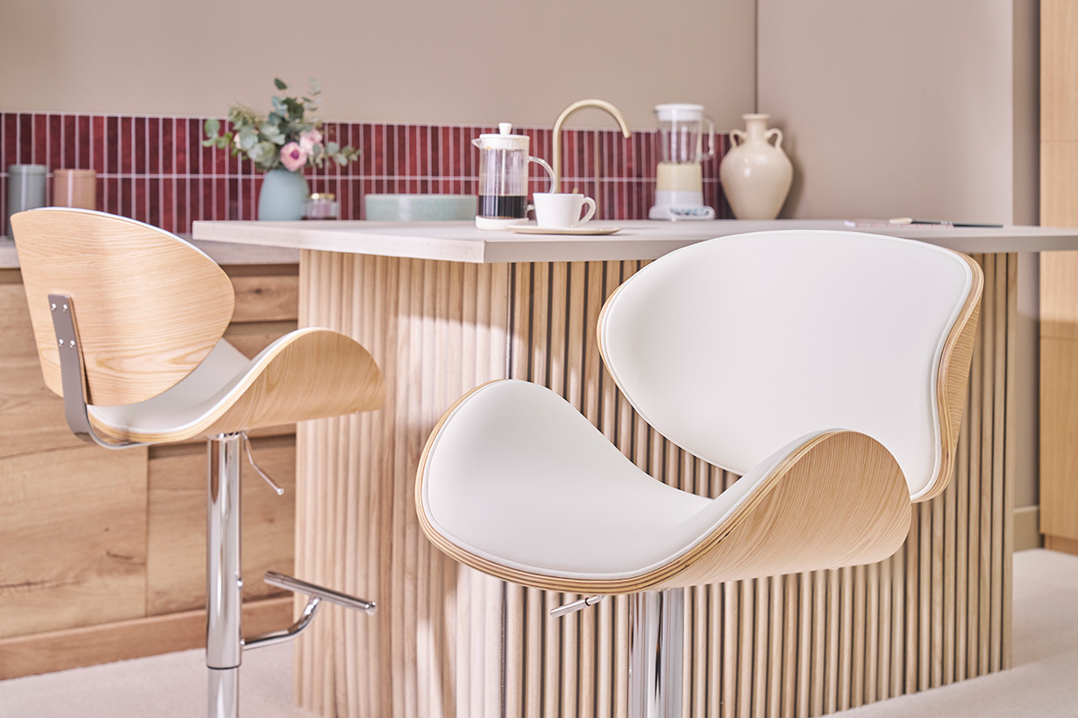 Tabourets de bar design blanc et bois clair WALNUT dans une cuisine moderne.