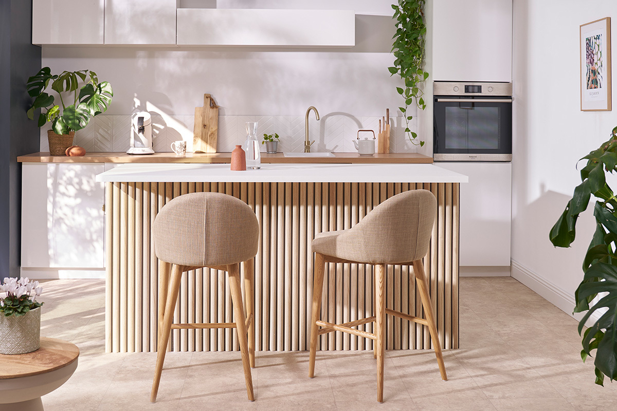 Tabouret de bar design en tissu beige et bois clair H66.5 cm DALIA