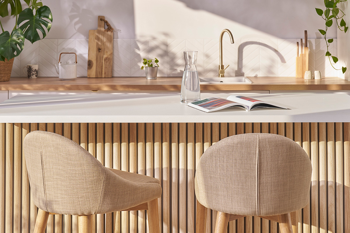 Tabouret de bar design en tissu beige et bois clair H66.5 cm DALIA