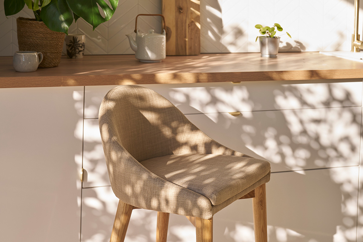 Tabouret de bar design en tissu beige et bois clair H66.5 cm DALIA