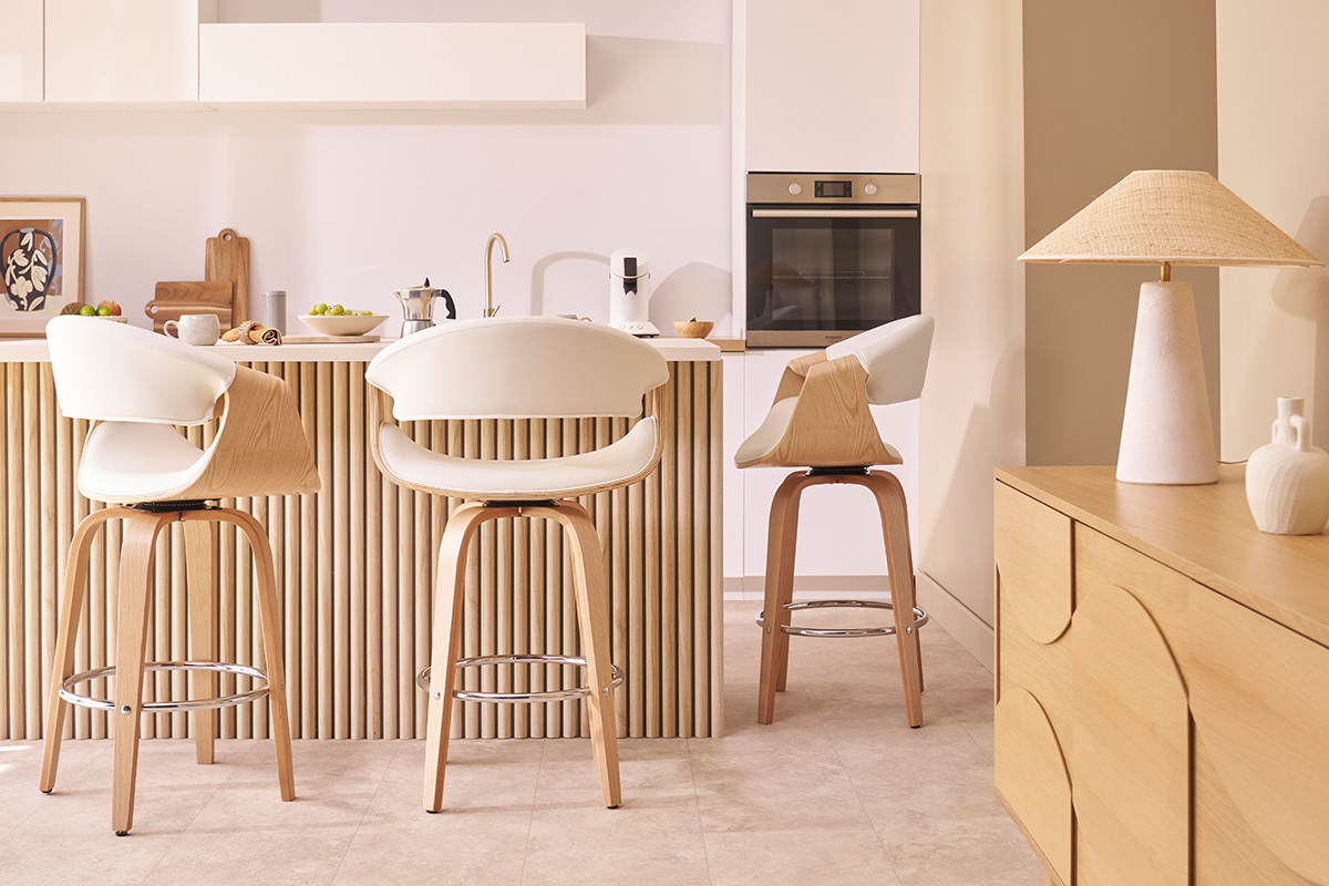 Tabouret de bar ARAMIS blanc, bois clair et acier chrom�, vue de dos dans une cuisine moderne.