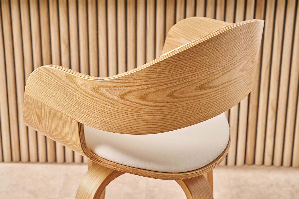 Tabouret de bar GAO en bois clair avec assise blanche, vue arri�re 3/4.