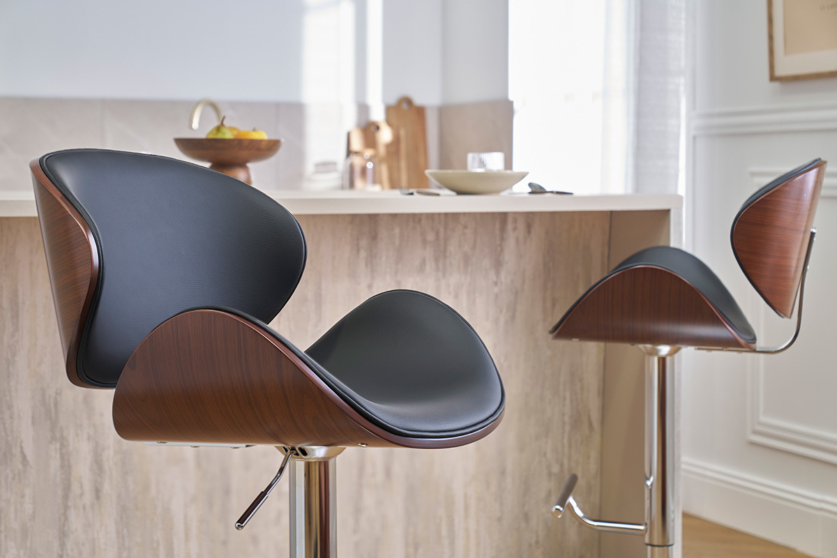 Deux tabourets de bar noirs, bois fonc et mtal chrom, devant un comptoir de cuisine.