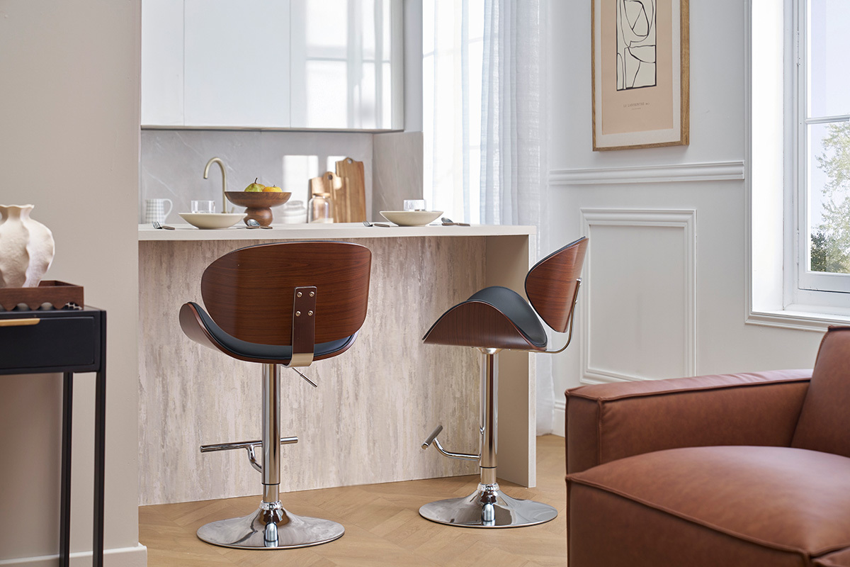 Deux tabourets de bar noirs et bois fonc devant un comptoir, vue arrire.