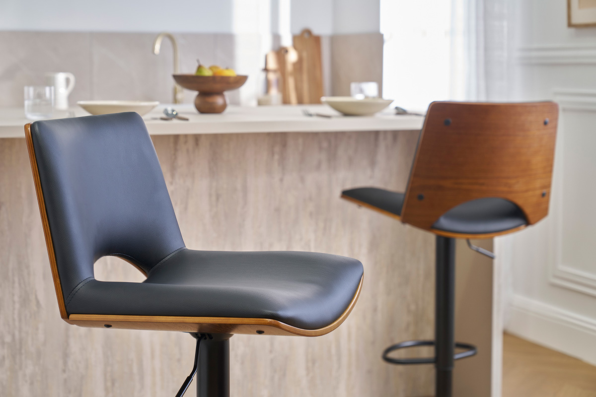 Tabouret de bar PANACH noir et bois fonc, vue de profil dans une cuisine moderne.