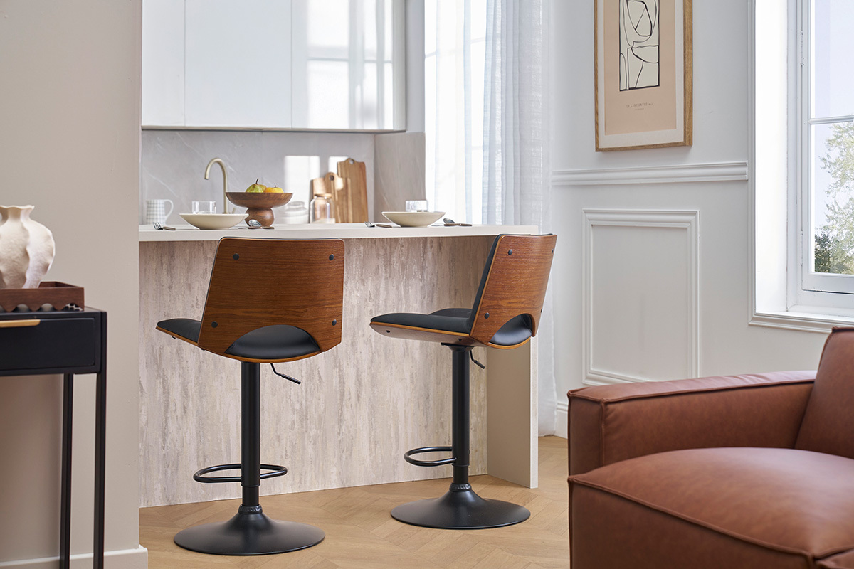 Deux tabourets de bar PANACH en bois fonc et noir, devant un lot de cuisine.