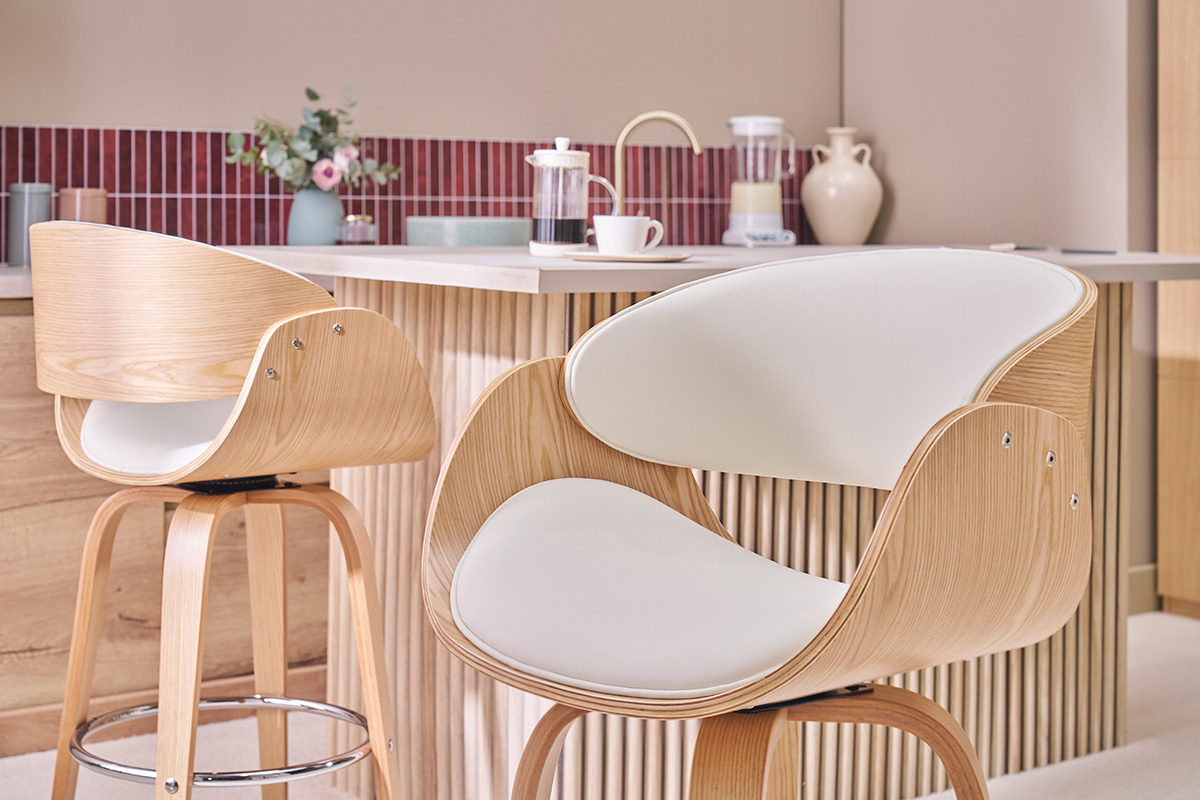 Tabourets de bar pivotants, bois clair et blanc, dans une cuisine, vue trois-quarts.