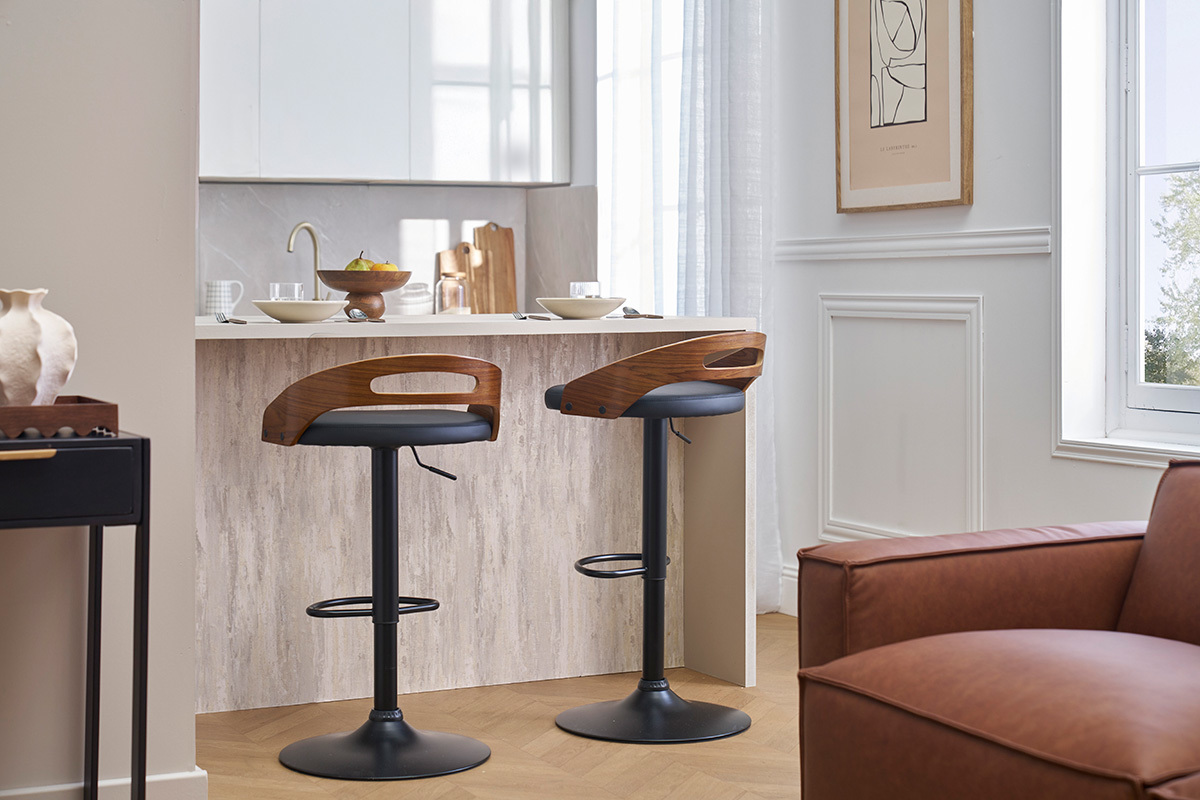 Tabourets de bar noirs et noyer MANO, vue de profil dans une cuisine lgante.