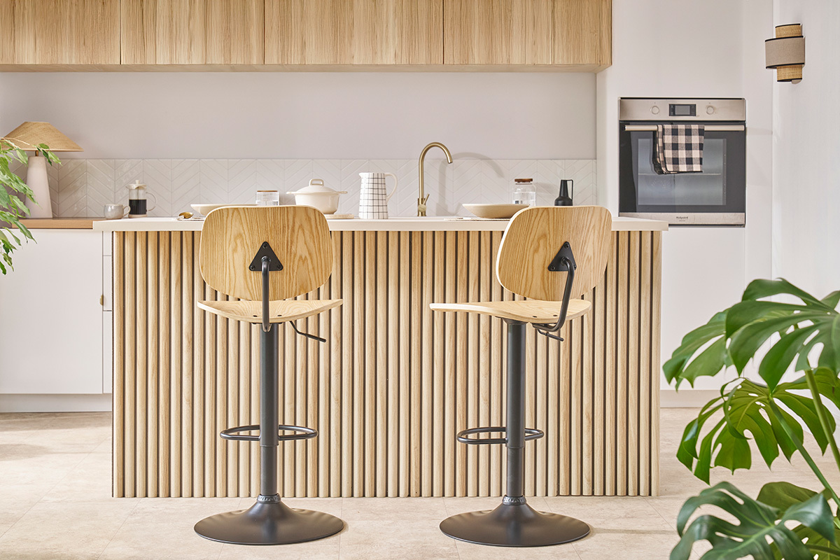 Tabouret de bar relevable bois clair et mtal noir TOBIAS