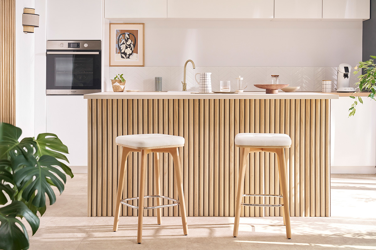 Tabourets de bar blancs et bois clair 65 cm (lot de 2) GRAMMA