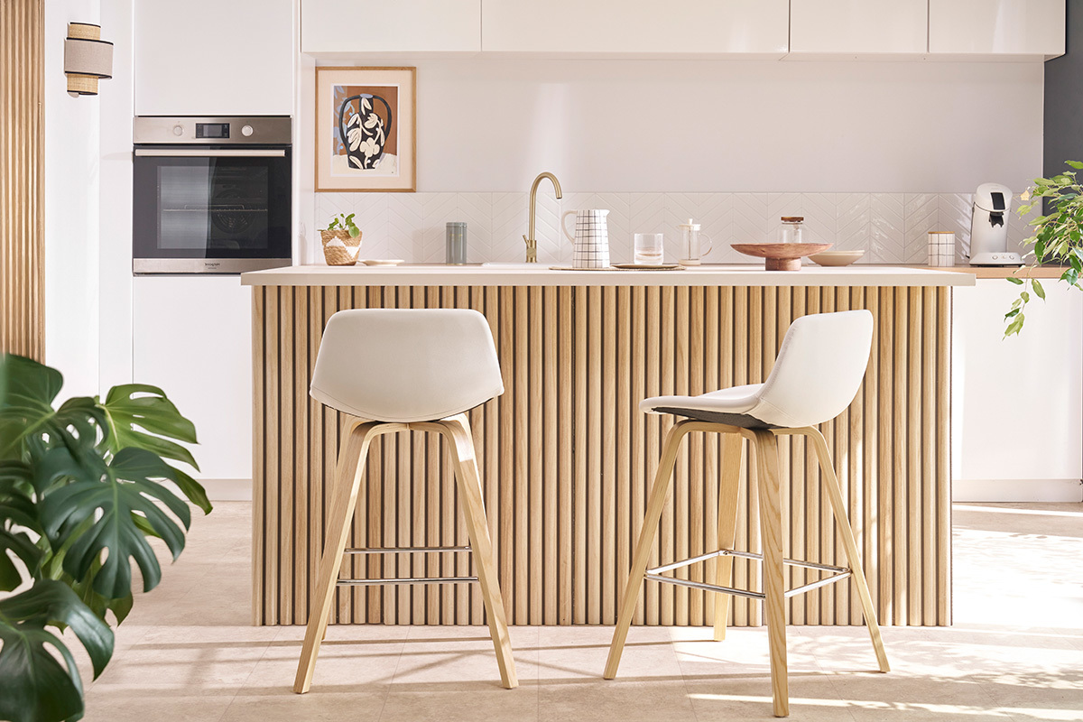 Tabourets de bar design blanc et bois clair H65 cm (lot de 2) NONIE