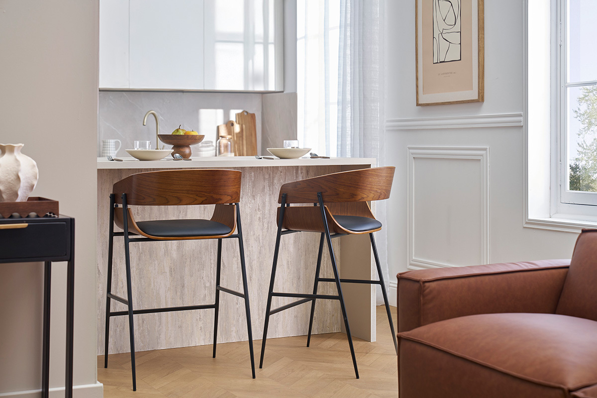 Deux tabourets de bar bois fonc et mtal noir devant un comptoir de cuisine moderne.