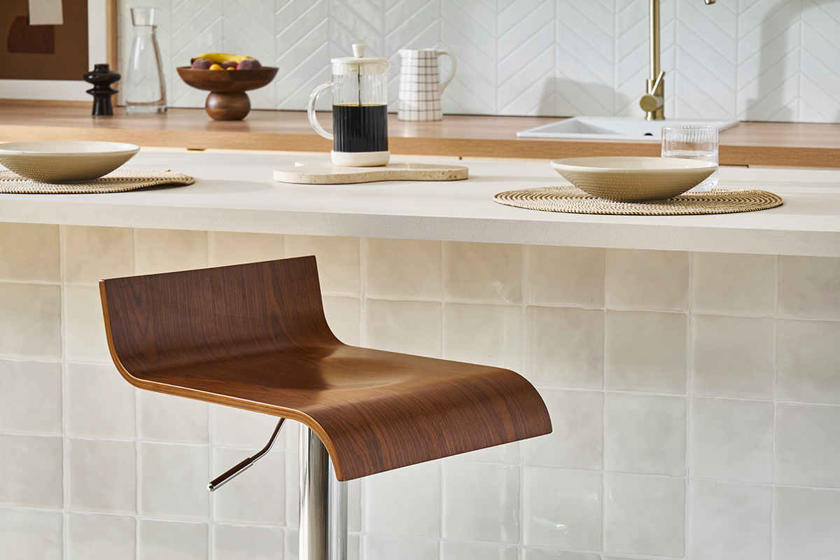 Tabourets de bar design bois fonc noyer et acier chrom (lot de 2) SURF V2