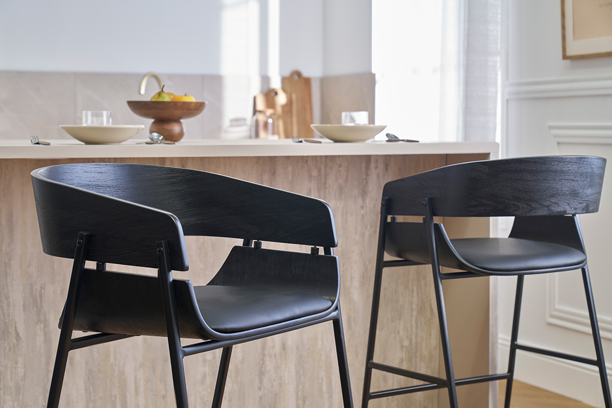 Deux tabourets de bar noirs WESS devant un comptoir de cuisine.