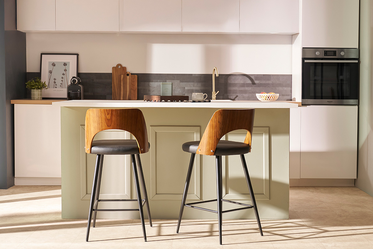 Tabourets de bar design noirs et noyer H66.5 (lot de 2) FALCOM