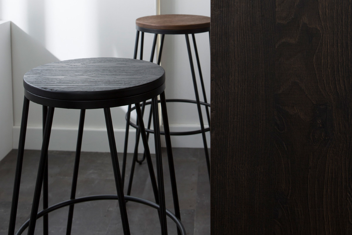 Tabourets de bar empilables en mtal noir et en bois noir H75 cm (lot de 2) IGLA