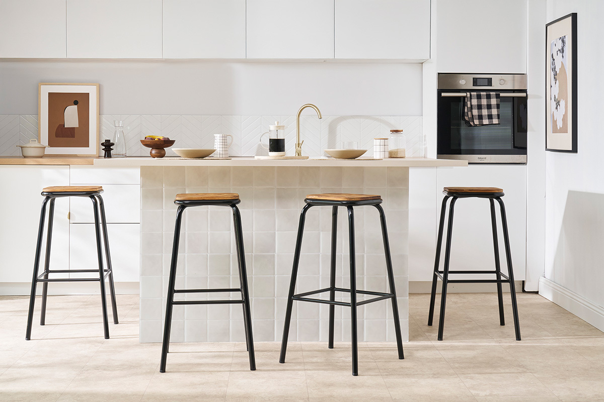 Tabourets de bar empilables noir et bois fonc H77.5 cm (lot de 2) MEMPHIS