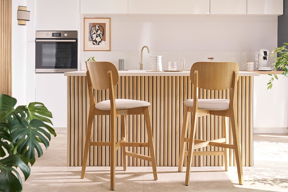 Tabourets de bar en bois clair chne et tissu beige H65 cm (lot de 2) LUCIA